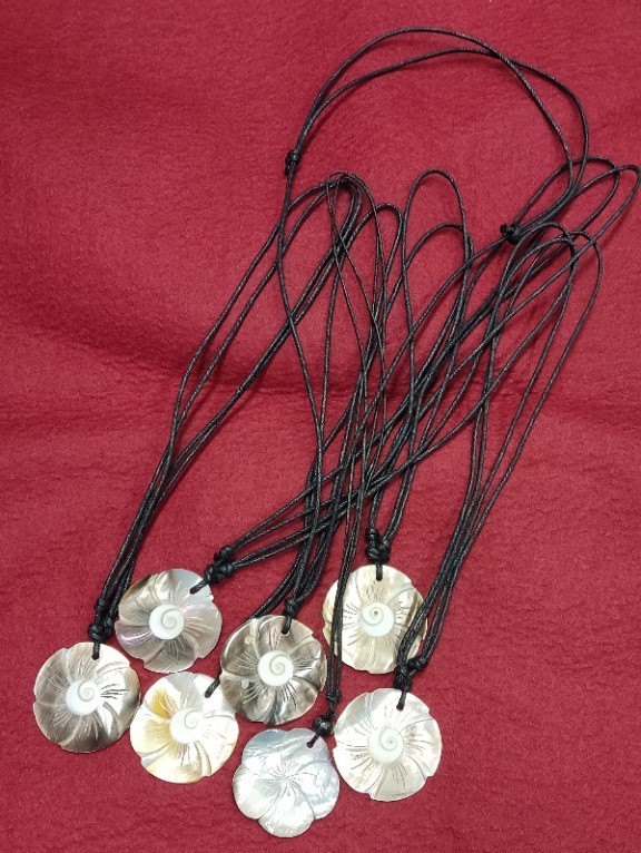 Schmuckkette mit verstellbarem Lederband - Anhänger aus Perlmutt - Blütenform